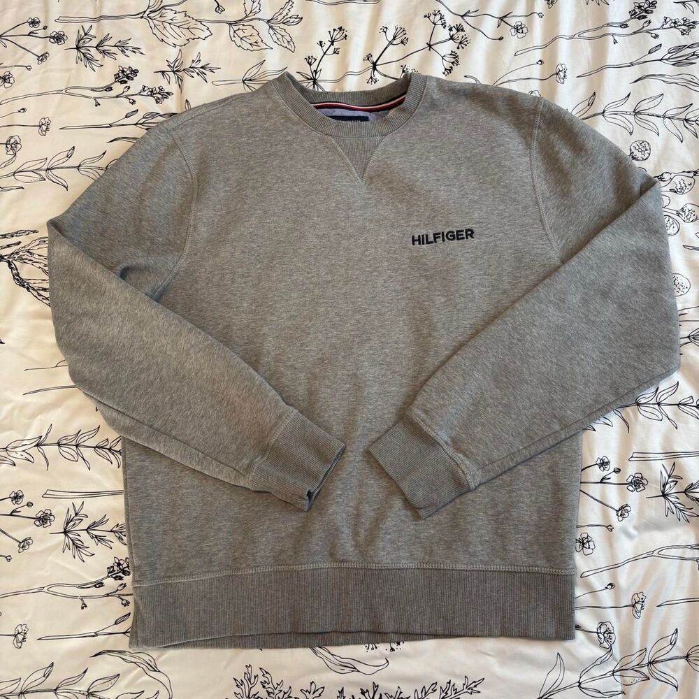 Tommy Hilfiger Preppy Gray Crewneck Sweatshirt in Large